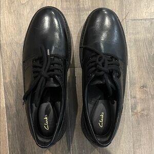 Clarks Women's Black Leather Oxford Style Flats with Chunky Bottom